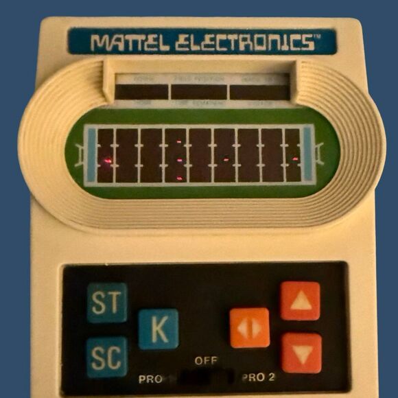 Vintage Original 1977 Mattel Electronics Football Handheld Game No. 2024 - Picture 2 of 6